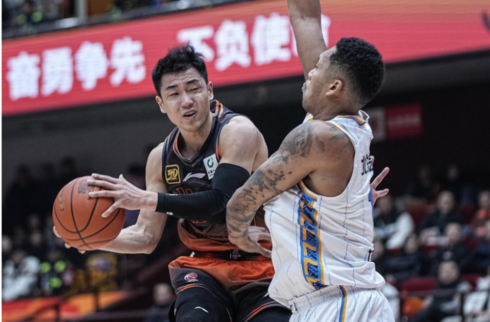 CBA常规赛今晚再迎强敌,菲尼克斯太阳篮板制胜,主帅态度——引发热议,更衣室氛围转暖的简单介绍 CBA常规赛今晚再迎强敌,菲尼克斯太阳篮板制胜,主帅态度——引发热议,更衣室氛围转暖的简单介绍